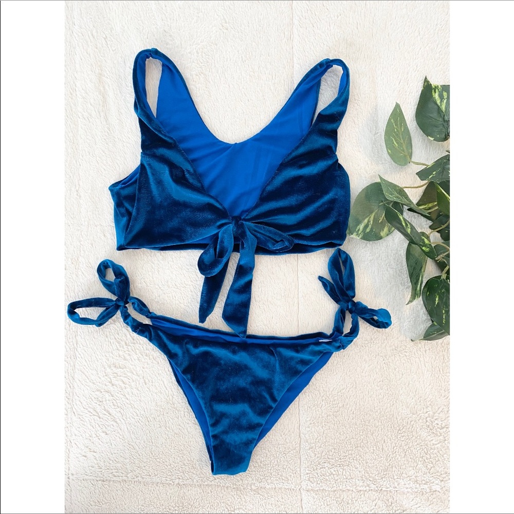 NWOT ✨ Velvet-look royal blue bikini 💙👑